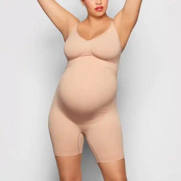 SKIMS | Sculpting Bodysuit Mid Thigh - Picture 4 of 4